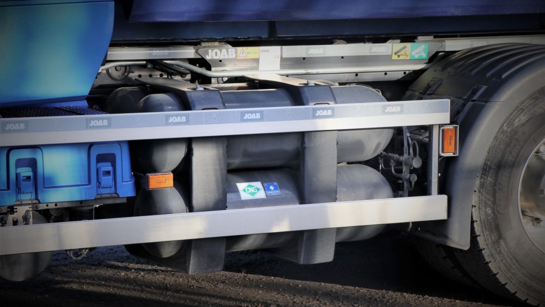 Flasker med biogass sørger for klimanøytralt drivstoff til lastebilene.