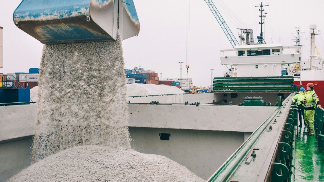 Her er ferdig sortert glassgranulat på vei med skip til glassverk i Holmegaard i Danmark.