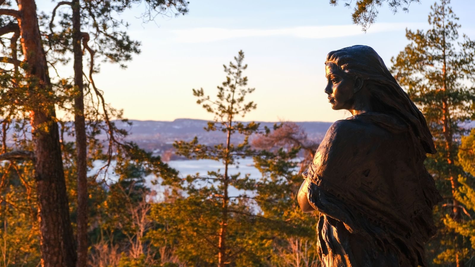 Skulptur av kvinne som ser utover.