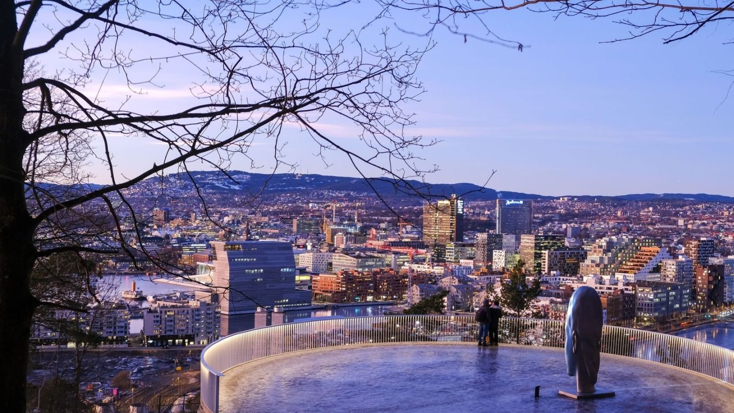 Oslotips 5: Panorama over byen med lav kveldsol sett fra Ekeberg, et Oslotips for en av byens fineste utsikter