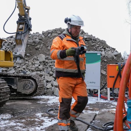 Gå til Gravemaskinene lader i lunsjpausen