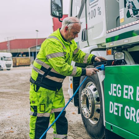 Gå til Oslo kommune gir nye 25 millioner kroner i støtte til hurtigladere for lastebiler og busser