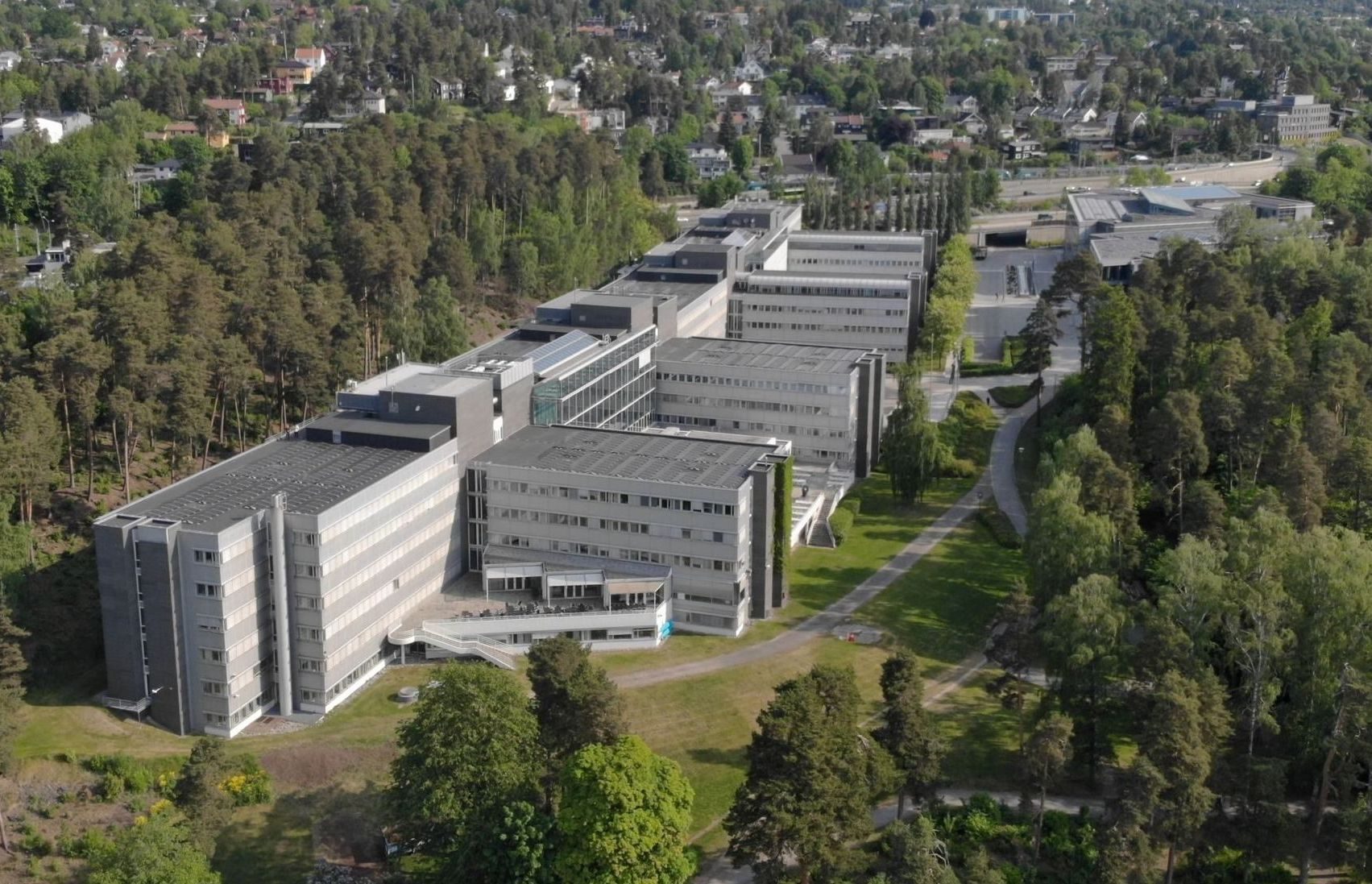 Bilde av Norsk Hydros Pensjonskasses kontorbygg på Vækerø. Solcelleanlegget på taket er et av de største i Oslo.