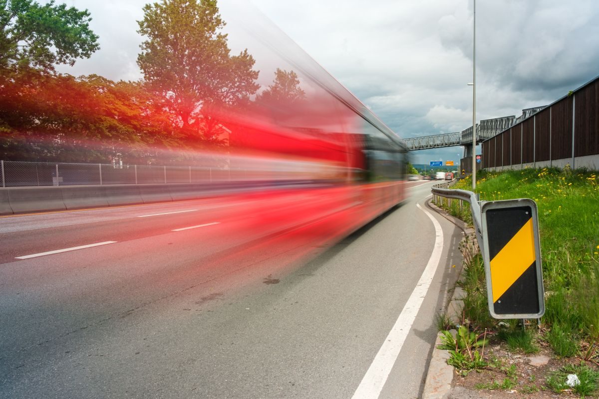 tog i fart fotografert slik at konturene forsvinner og blir til fargede striper