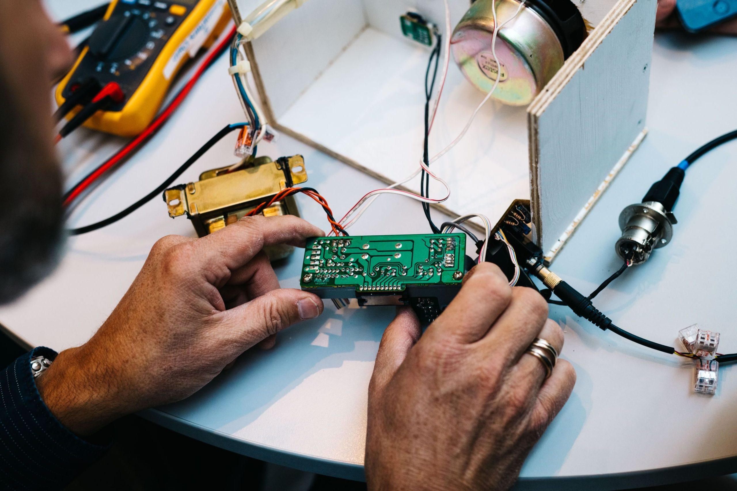 hender som holder i elektroniske deler