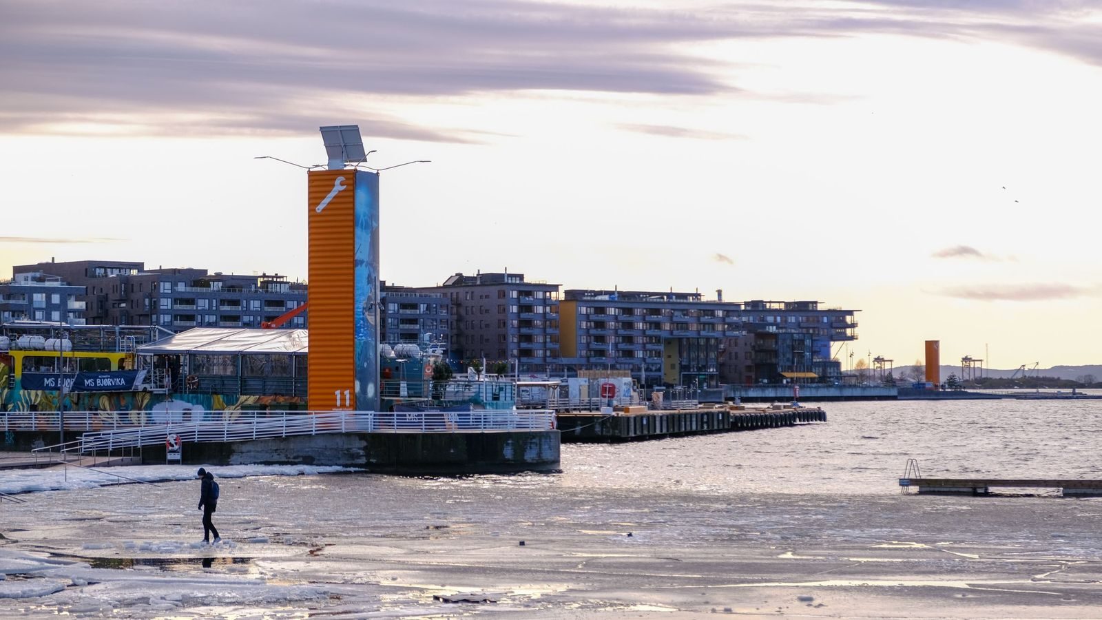 Orange tårn med Sørenga bak