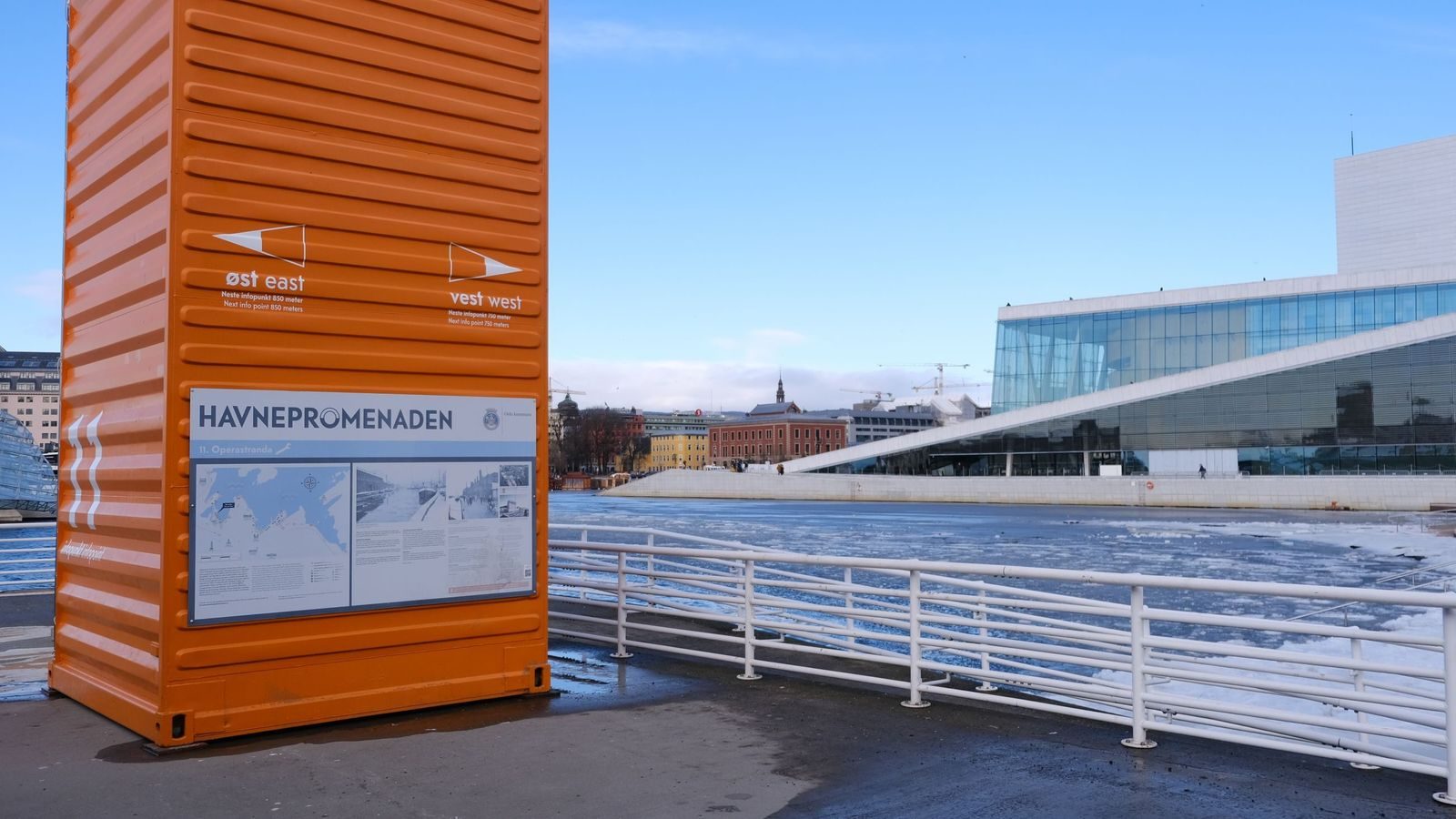 Orange tårn med kart over Havnepromenaden foran Operaen