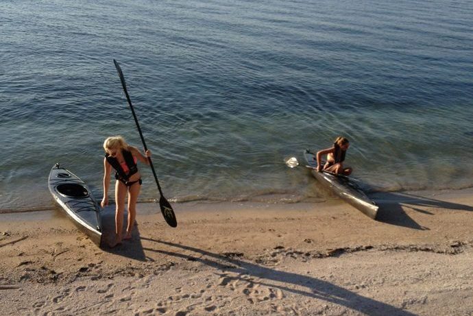 bilde av surfere på en strand