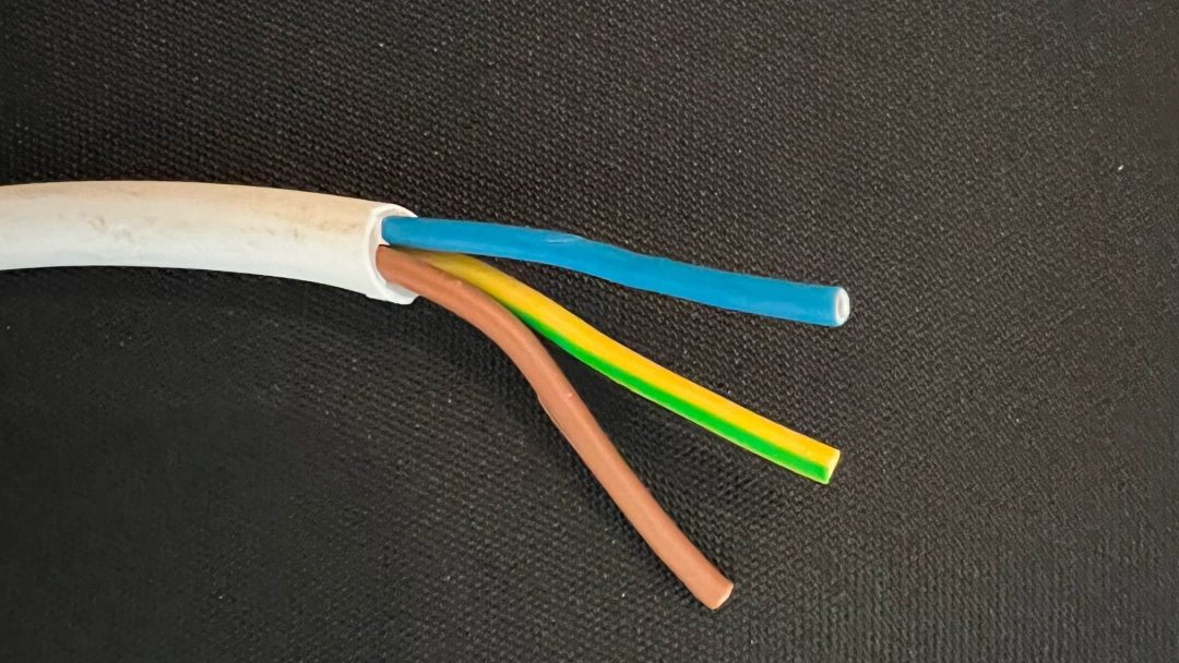 viser kabel (blå) jordingskabel (gul og grønn) og faseleder (brun)