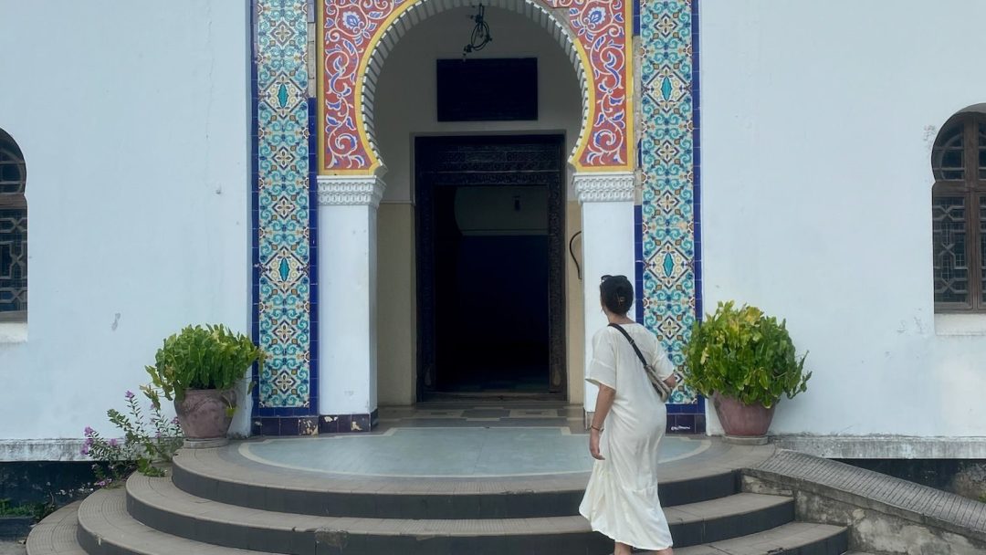 Racha på vei inn i nasjonalmuseet i Dar Es Salaam