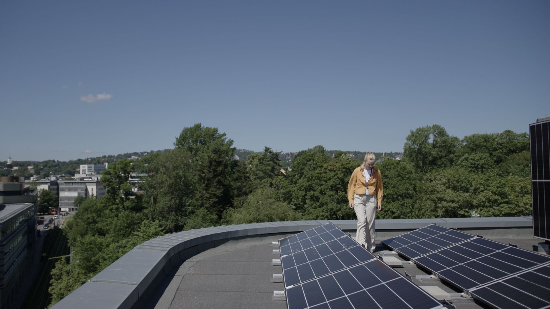 dame på et tak med solceller