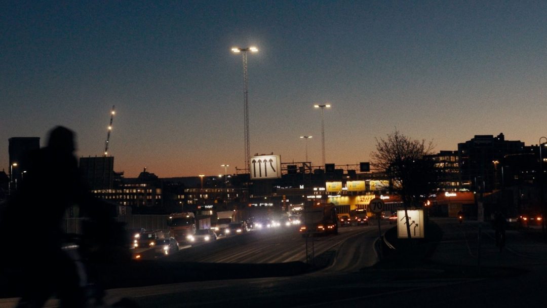 bilde av oslo-trafikken med vakker kveldshimmel i bakgrunnen