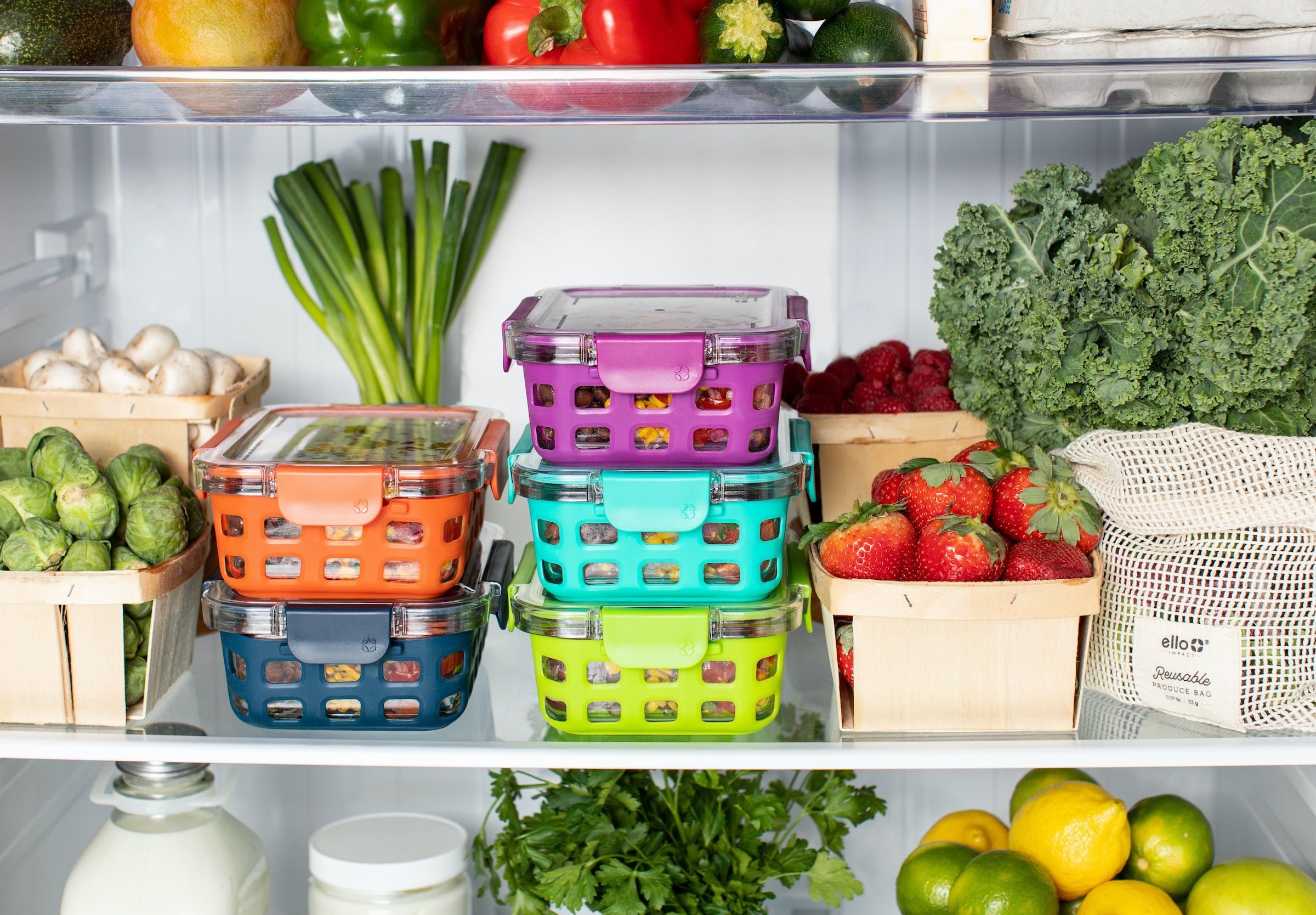 bilde av oppbevaringsbokser med frukt og grønt i et kjøleskap