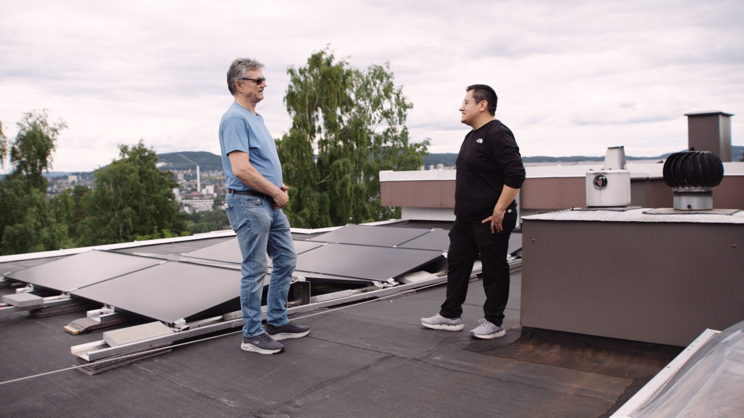to menn på tak med solceller