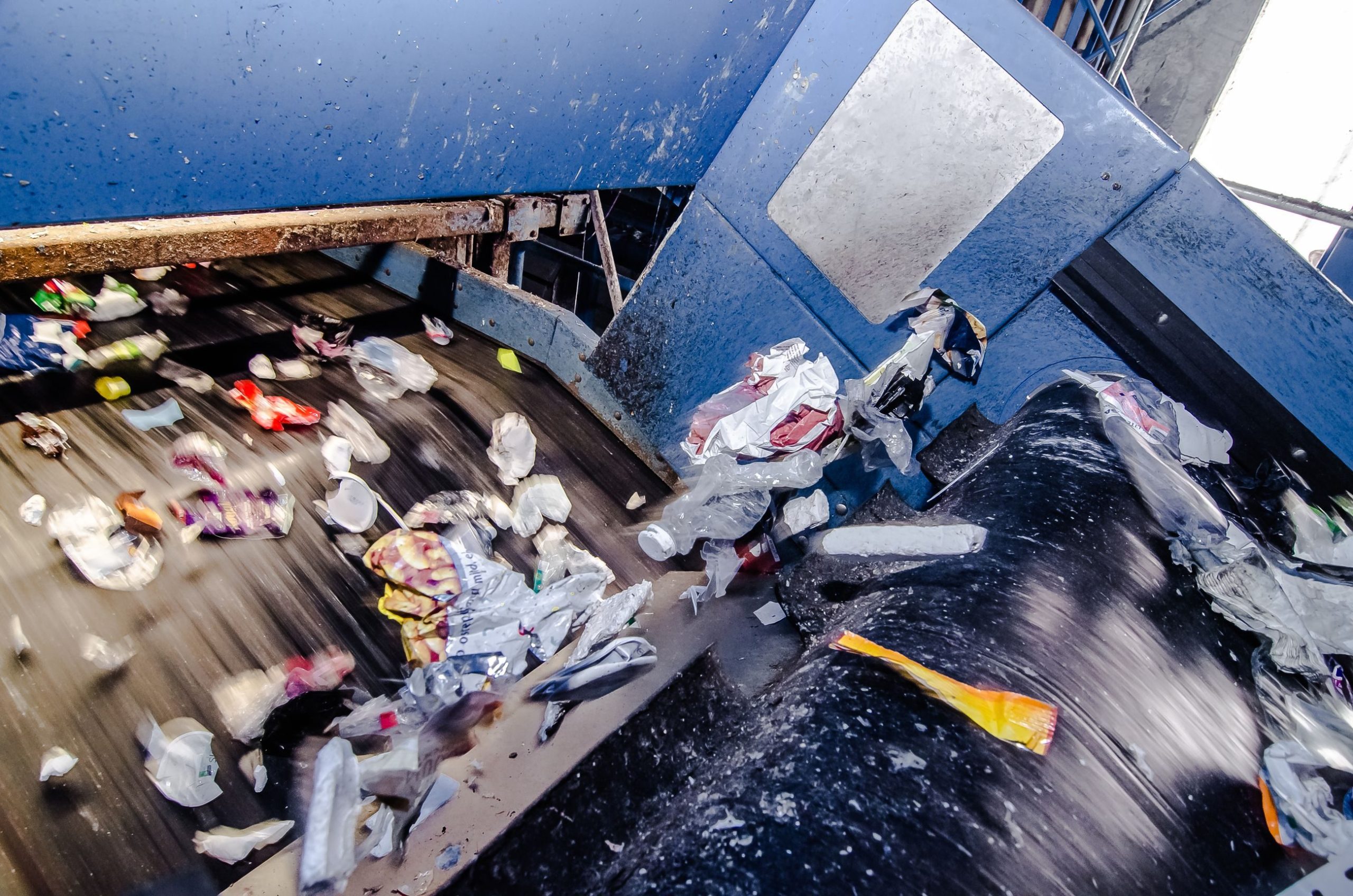 Avfallshåndtering: Plastemballasje sorteres på beltebånd på sorteringsanlegg i Tyskland.