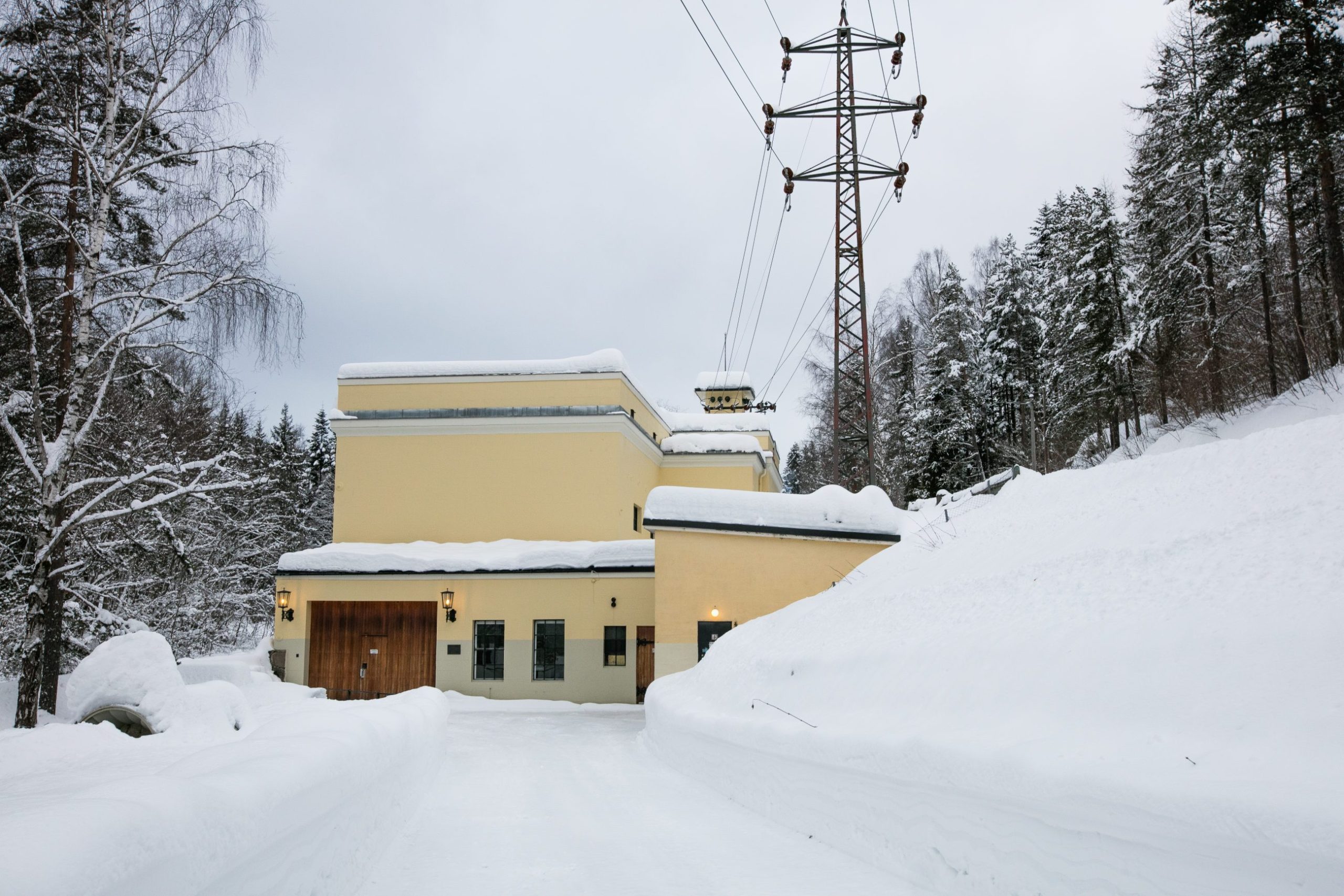 Hammeren vannkraftverk. En gul bygning ved inngangne til skogen ved Maridalen