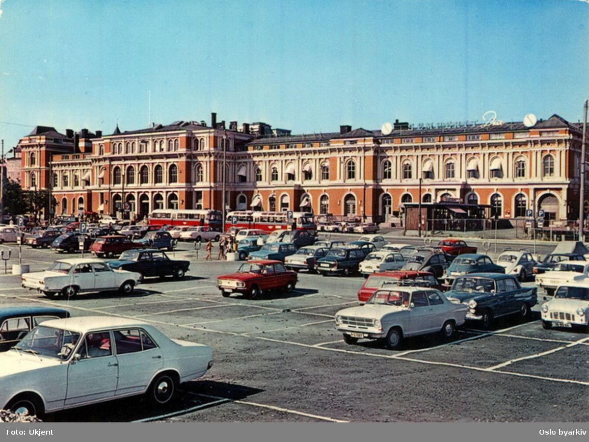 Eldre bilde av Østbanehallen med biler foran