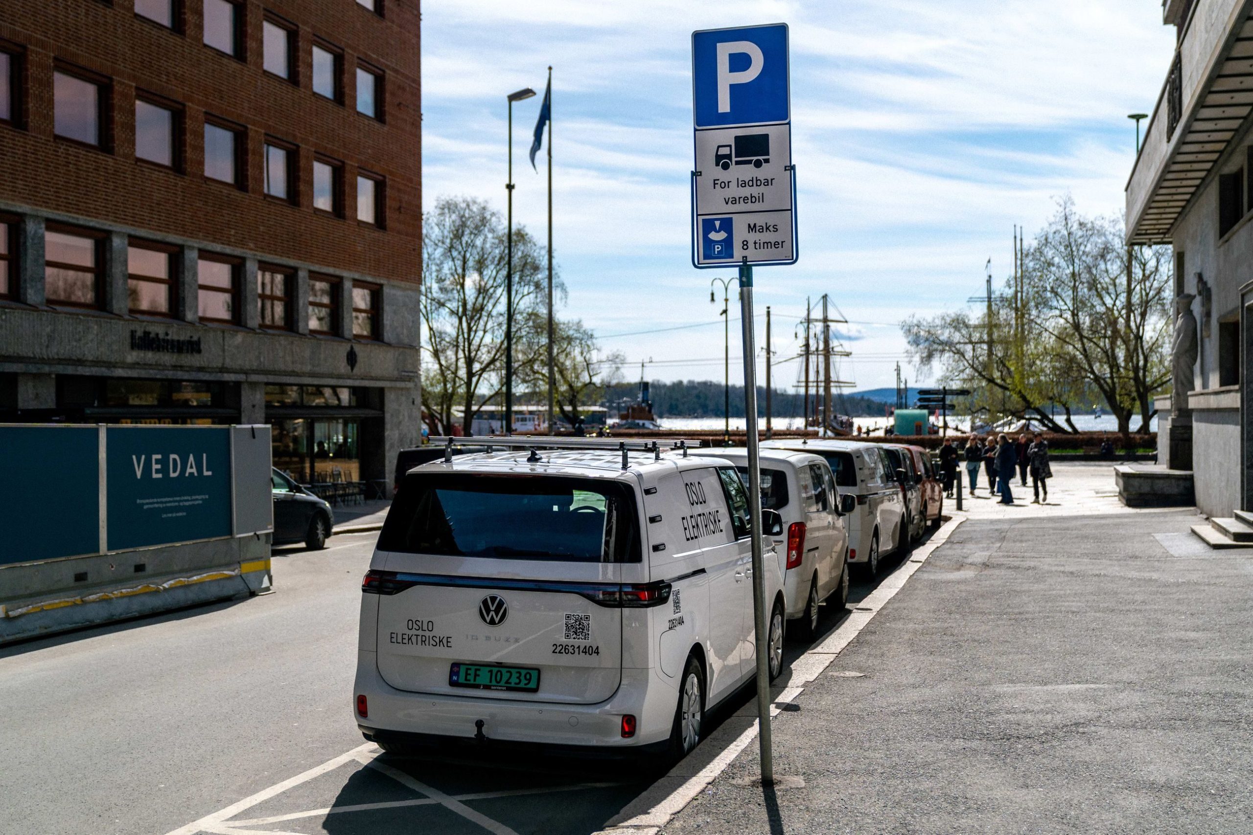 elvarebil foran skilt som viser parkering for elvarebiler