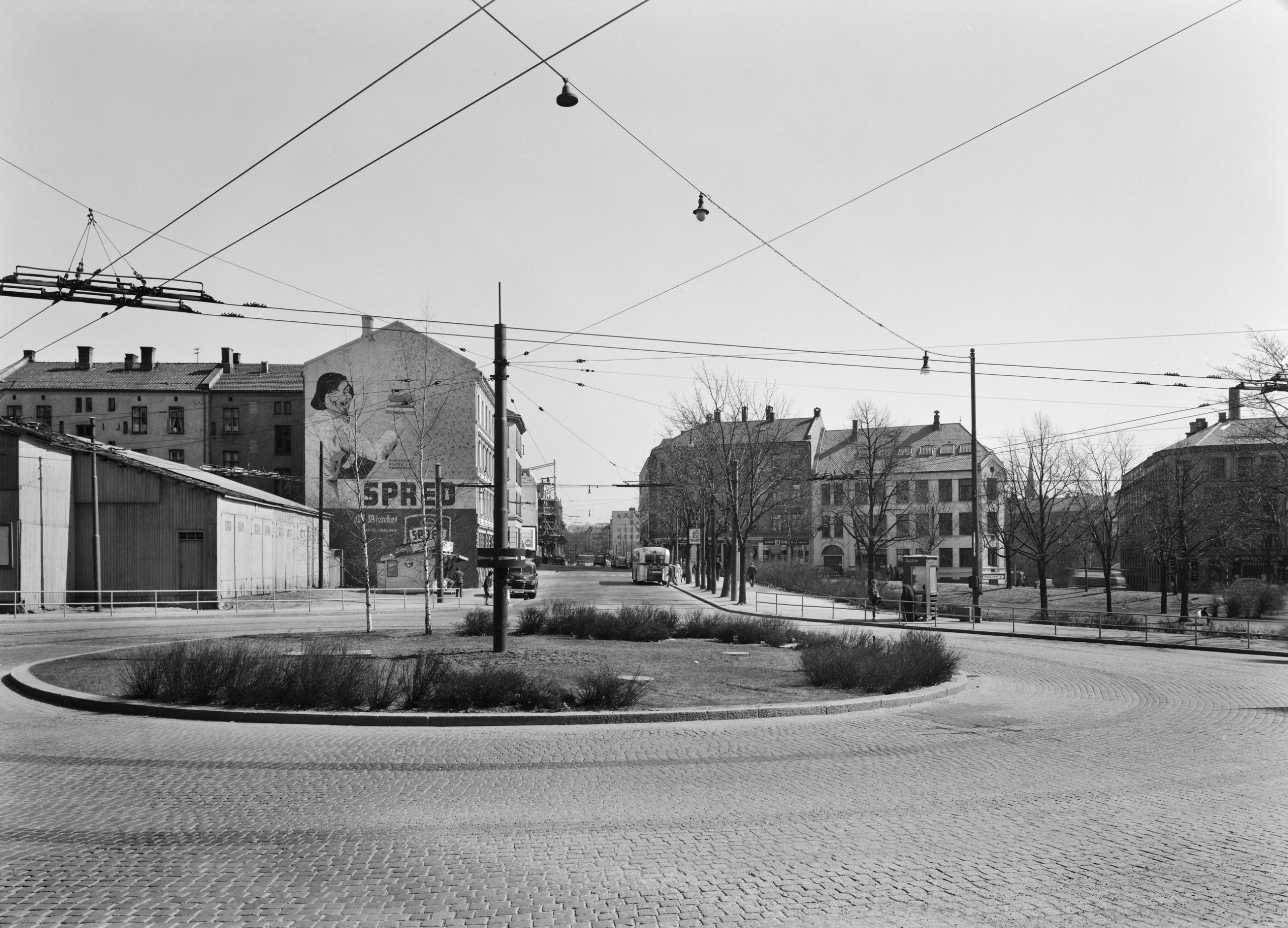Historisk bilde av den første busslinjen som gikk over Alexander Kiellands plass. Rundkjøring og vei.