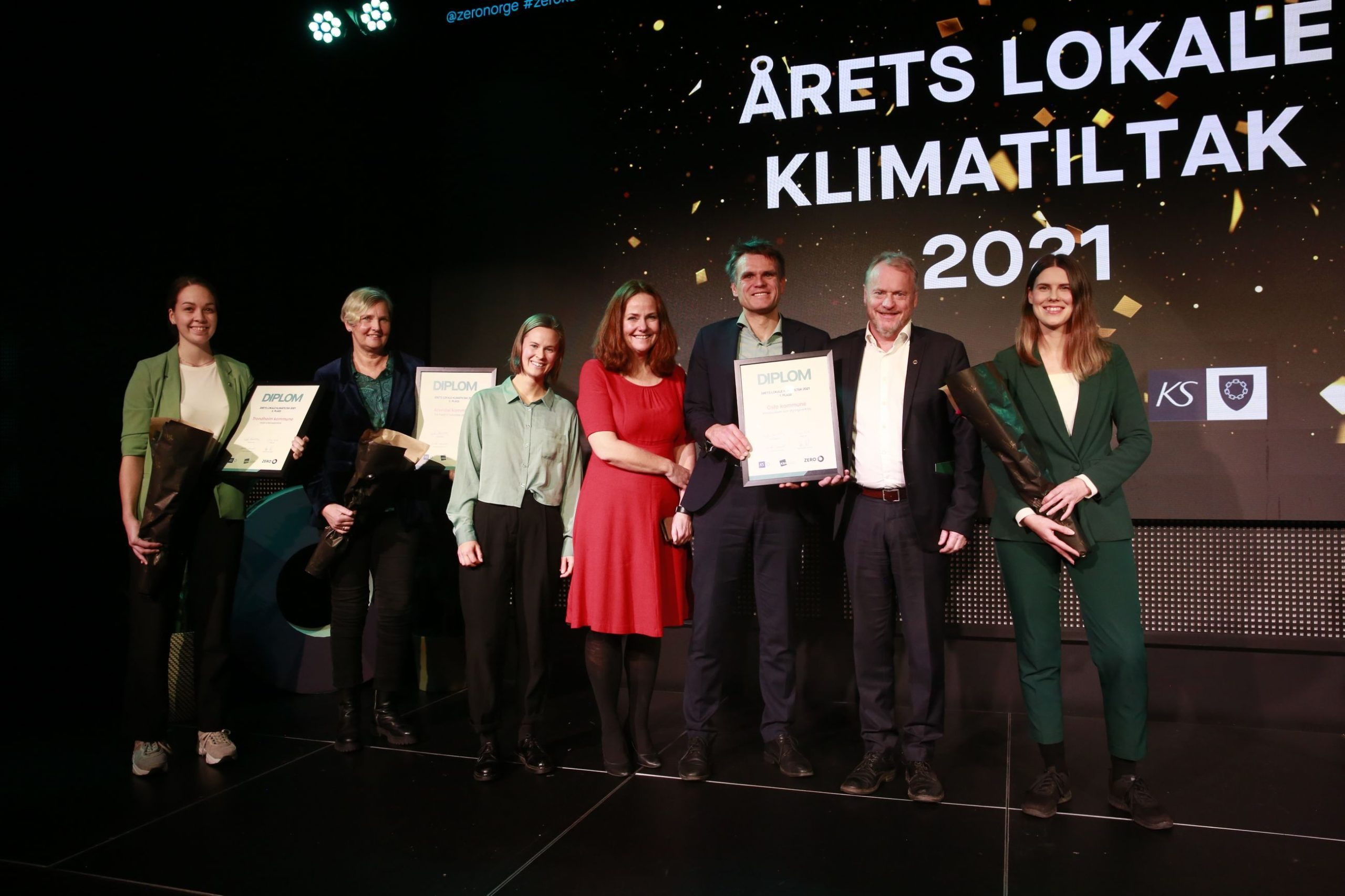 mange mennesker på et podie på Zero konferansen