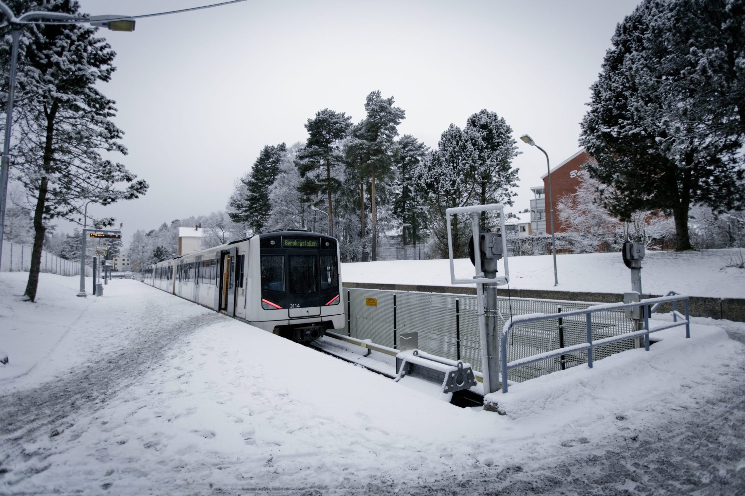 Parkert t-bane på endeholdeplassen Bergkrystallen. Snølandskap.