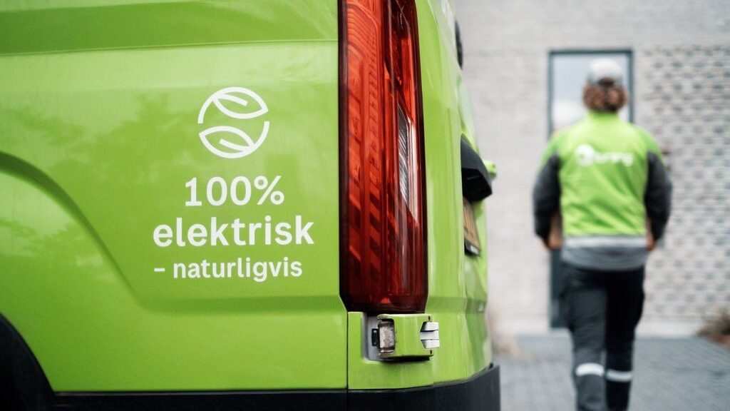 lastebil med teksten 100 % elektrisk - naturligvis