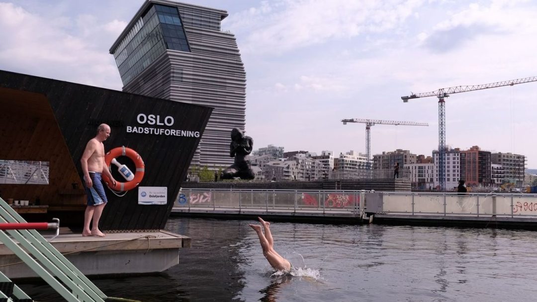 Kvinne stuper i sjøen foran Munch museet