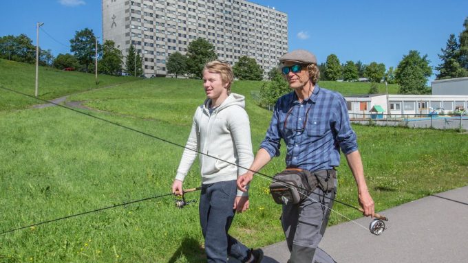 Far og sønn på vei til fiskested i Oslo