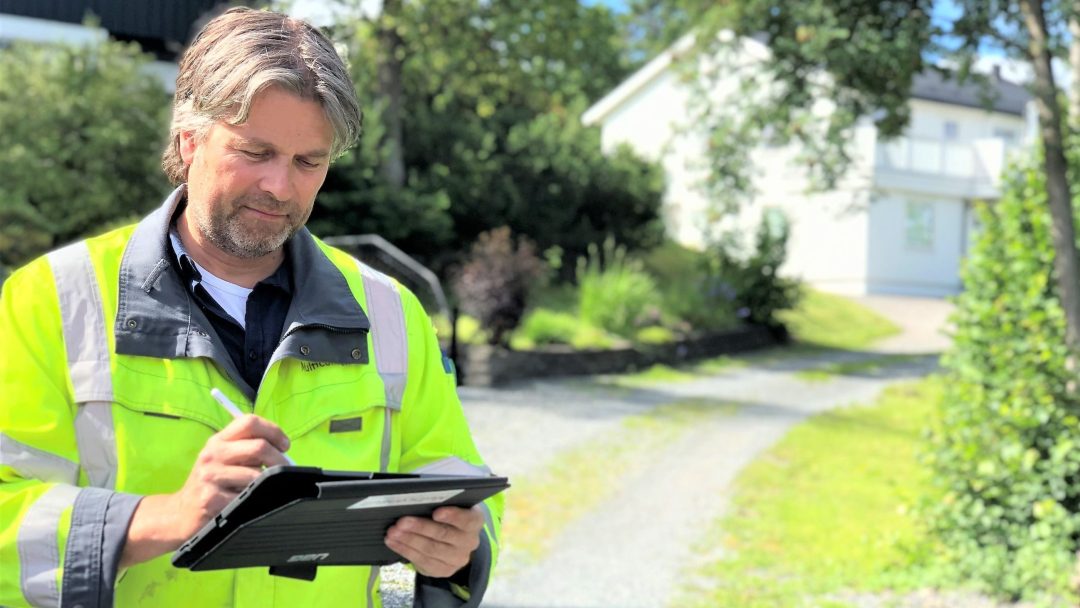 Steinar Opsahl, ser på IPad