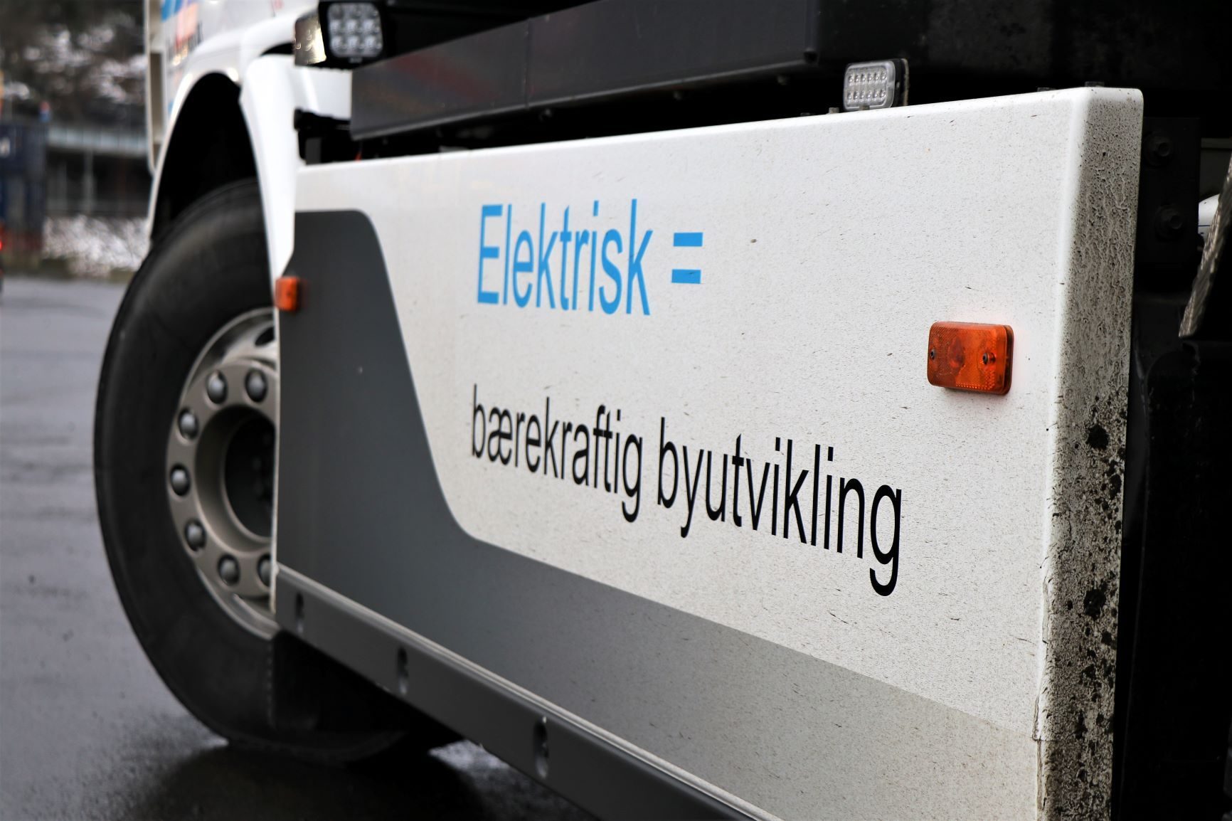 lastebil påført skriften elektrisk bærekraftig byutvikling