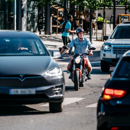 Gå til På elektriske hjul i svingene