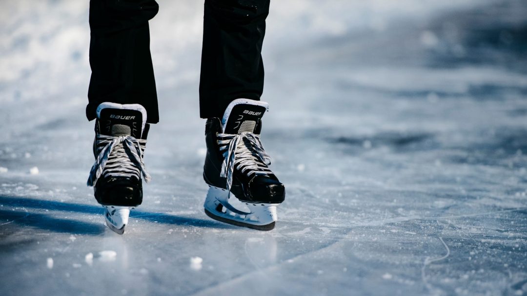 hockeyskøyter på is viser vinteraktivitet