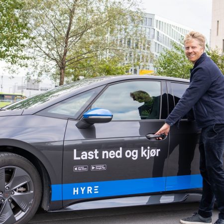 Jon Harald Rønning i Hyre viser fram en sv selskapets elektriske delebiler
