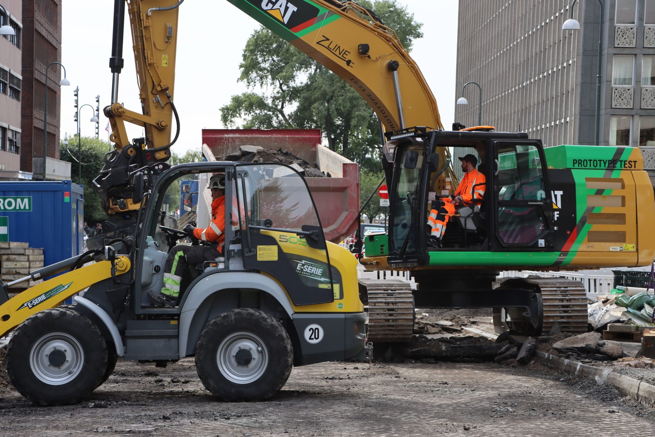 Verdens første utslippsfrie byggeplass i Olav Vs gate i Oslo. Tre elgravemaskiner og elhjullaster er i arbeider her. Electric excavators in oslo