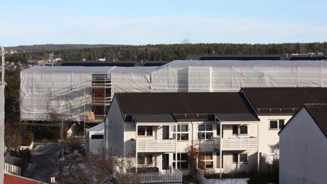 rekkehus og blokker med marka i bakgrunnen