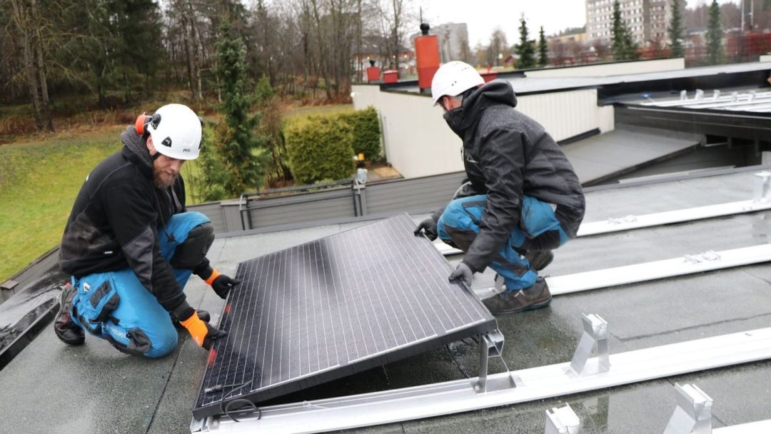installasjon av solcelle på tak, to menn