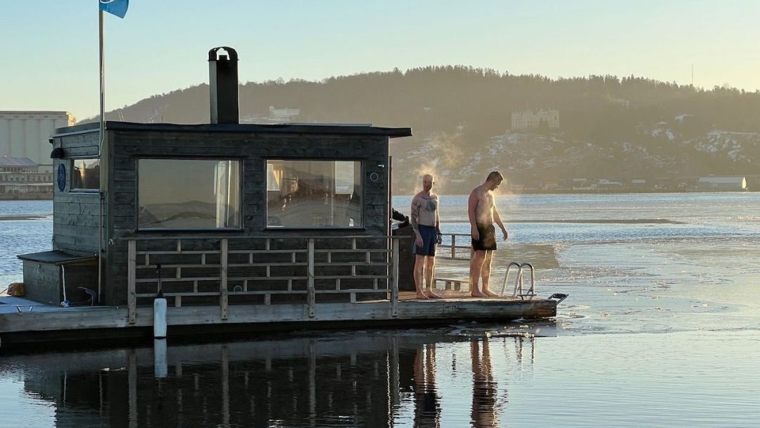 Dampende mennesker på flytende badstue