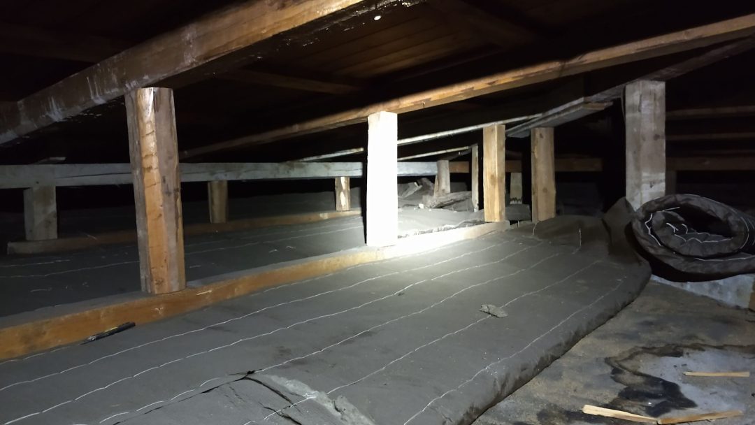 loftet før isoleringsarbeidet