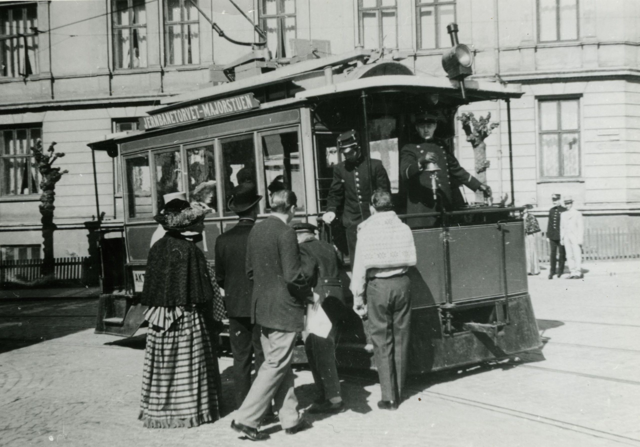 Eldre bilde av åpen trikk i Oslo