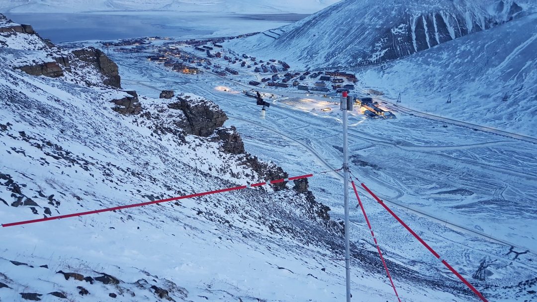 snøsensor i vinterlandskap, Svalbard
