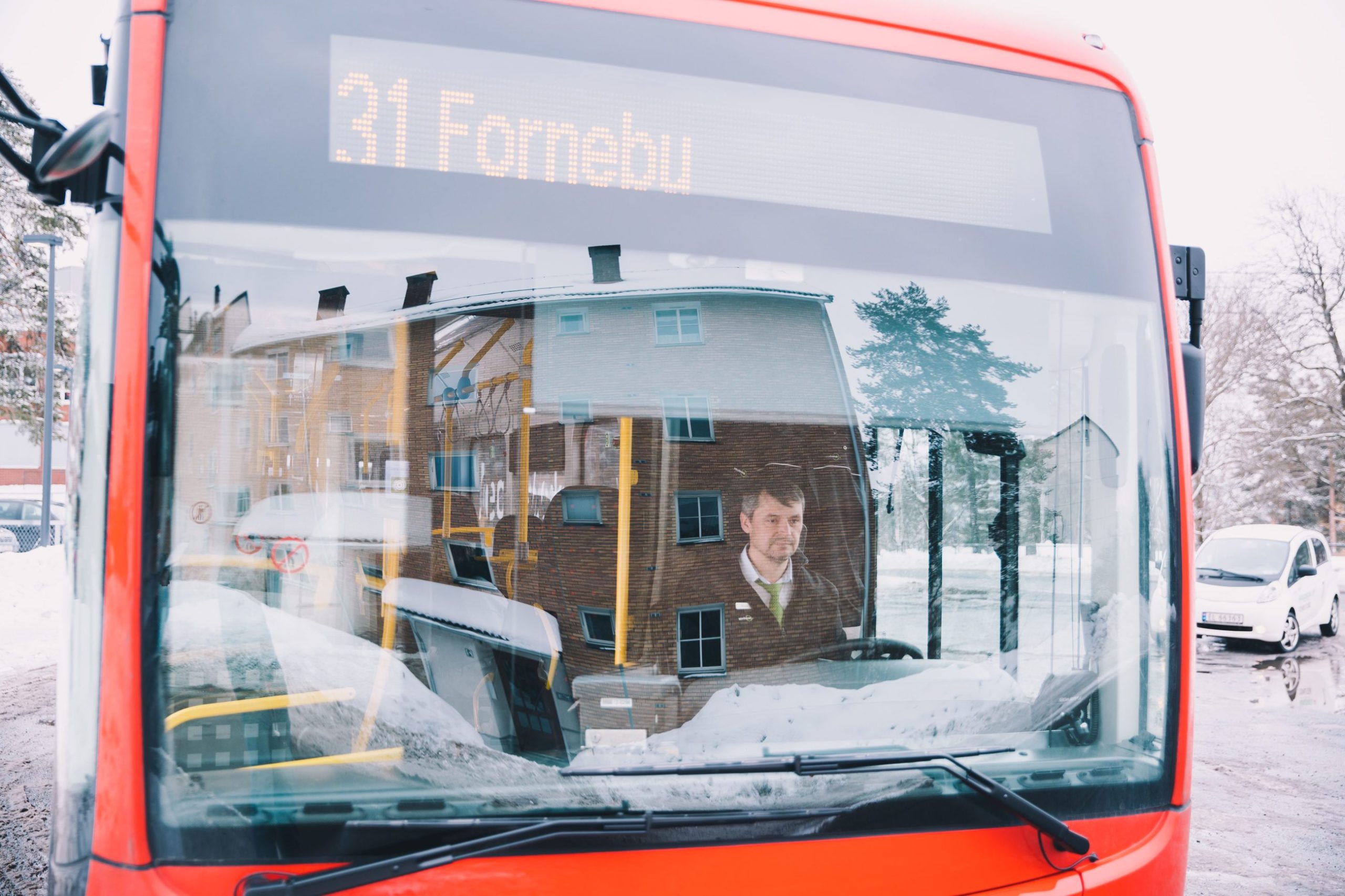 Miroslav Ducat sitter bak rattet i en av de nye el-leddbussene.