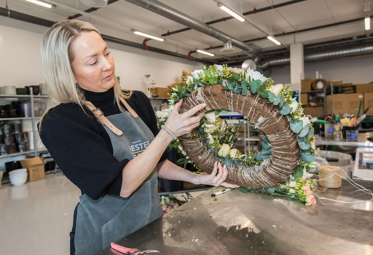 Gå til Denne kransen skal løse plastproblemet i begravelser