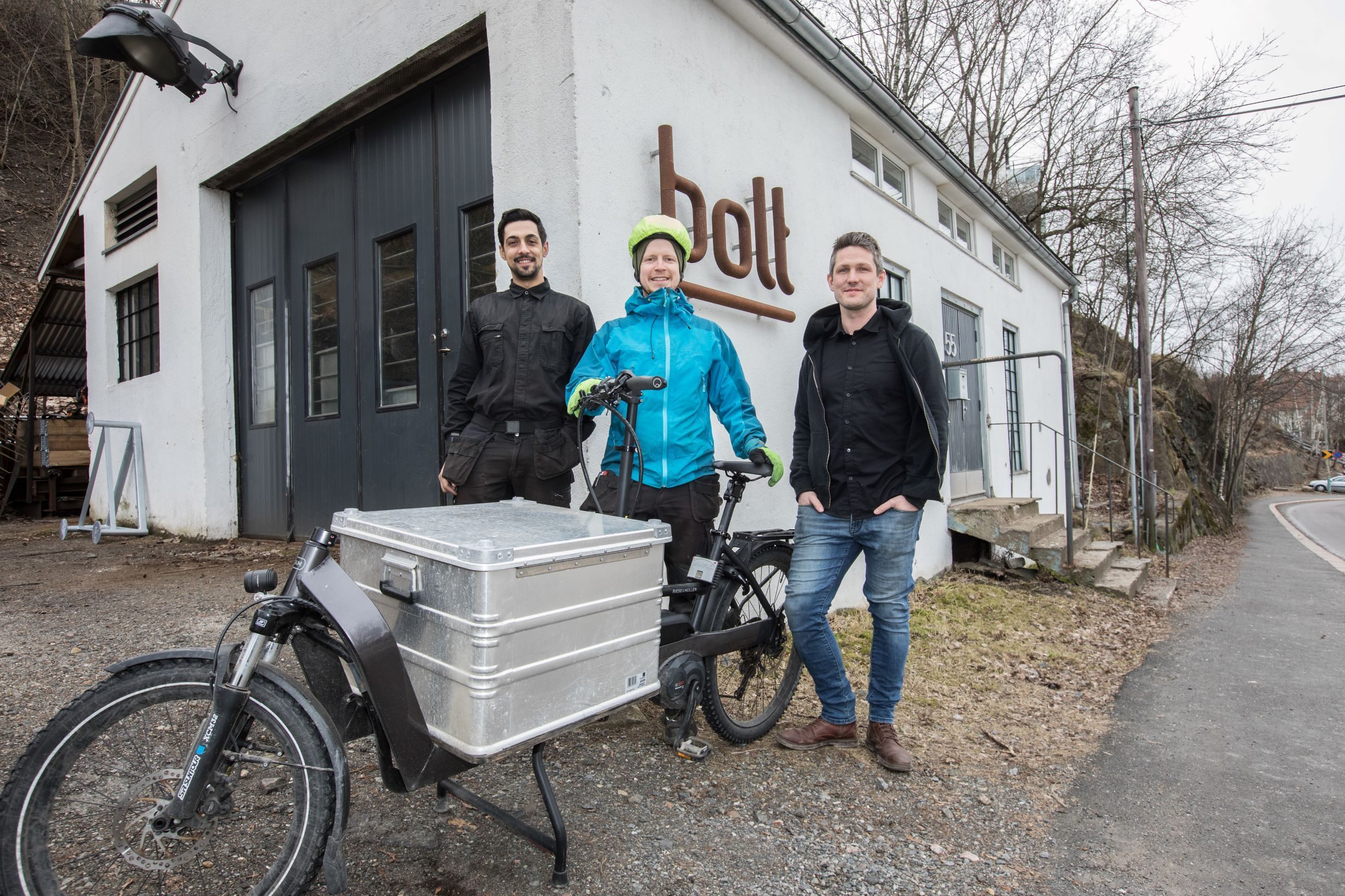 Utenfor verkstedet med el-lastesykkel