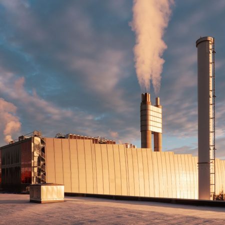 karbonfangstanlegget på Klemetsrud - fabrikkbygningen med røyk som kommer ut av pipa