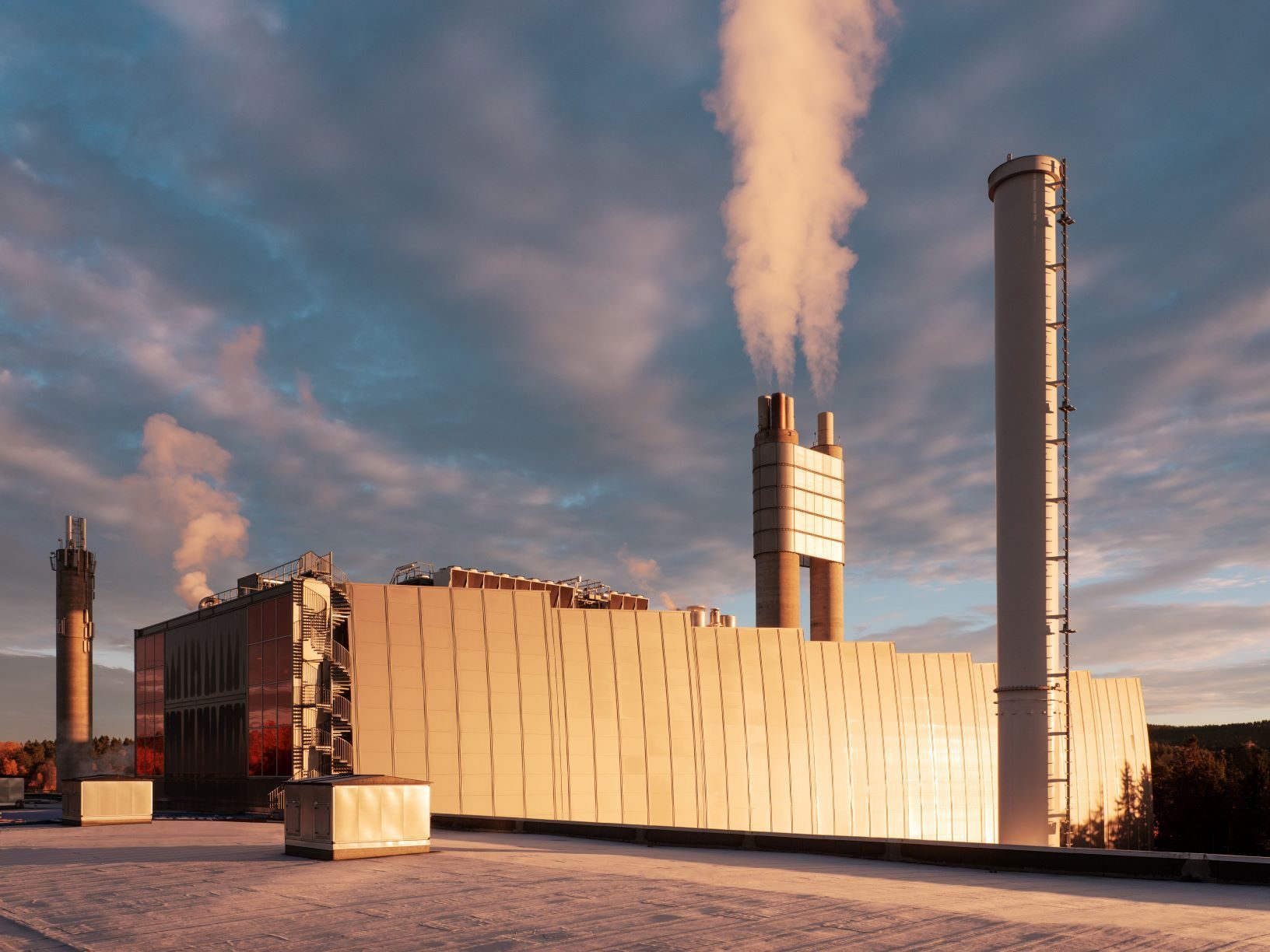 karbonfangstanlegget på Klemetsrud - fabrikkbygningen med røyk som kommer ut av pipa