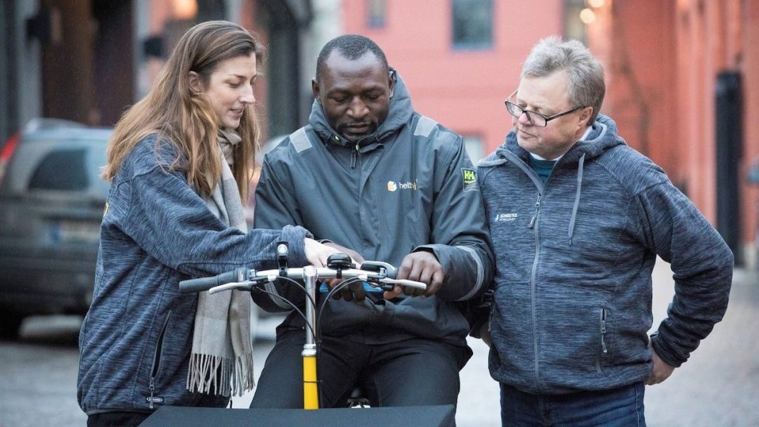 tre personer ser på sykkel for varelevering