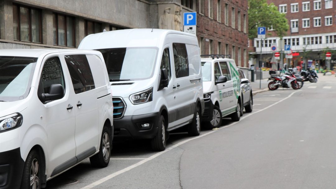 elvarebiler parkert langs en fortauskant