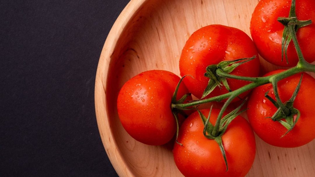 tomater på et trefat