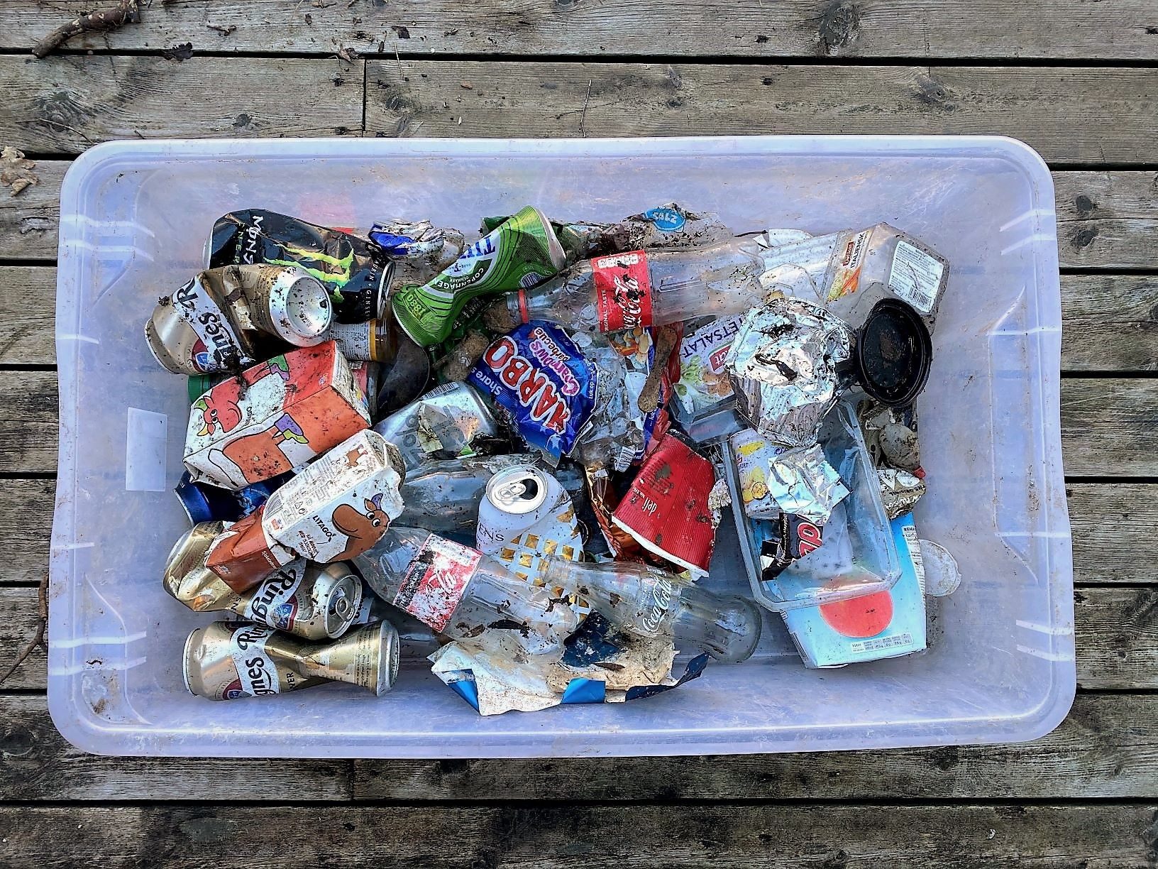 søppel blir plast i havet, kasse med plast og flasker