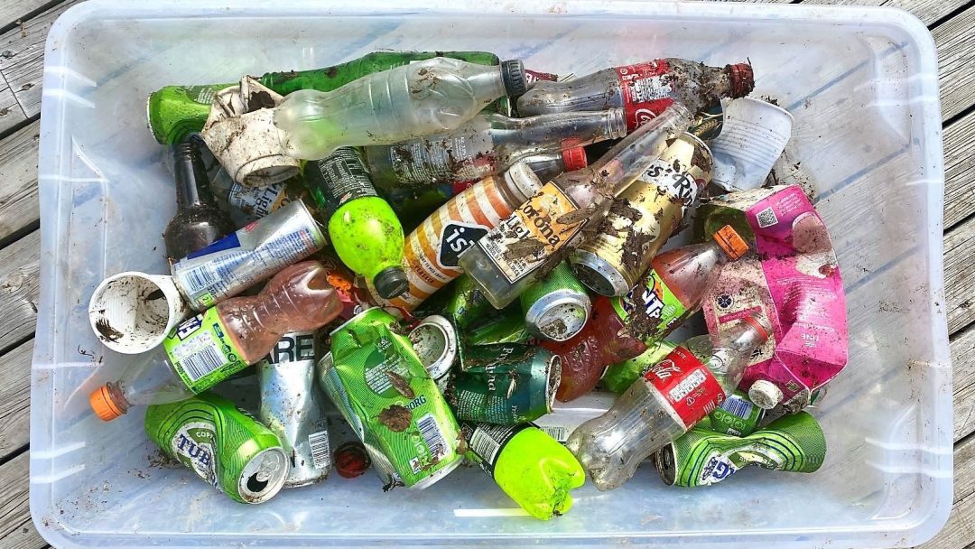 flasker samlet i plastboks
